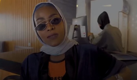 Rapová zpěvačka Asayel Slay v hudebním klipu k písni, kterou vzbudila v Saúdské...