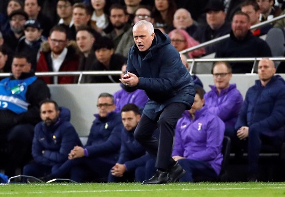Trenér Tottenhamu José Mourinho povzbuzuje své svěřence.