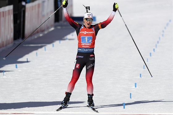 Marte Olsbuová Röiselandová slaví v cíli vítzství norské tafety.