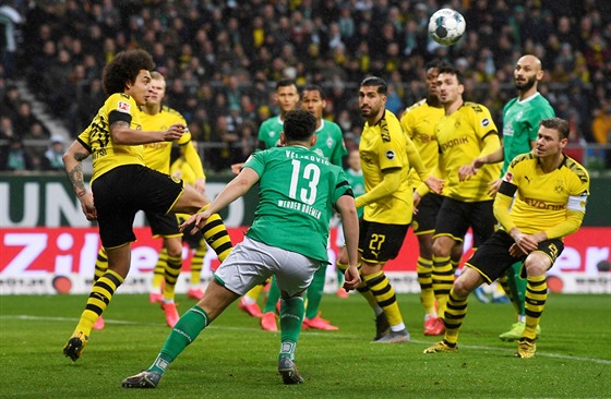 Fotbalisté Brém (v zeleném) a Dortmundu bojují o balon.