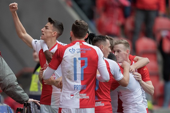 Fotbalisté Slavie slaví gól proti Opav.