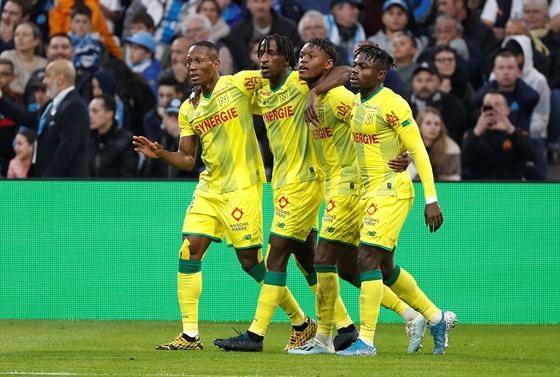 Fotbalisté Nantes slaví vstřelený gól v zápase proti Marseille.