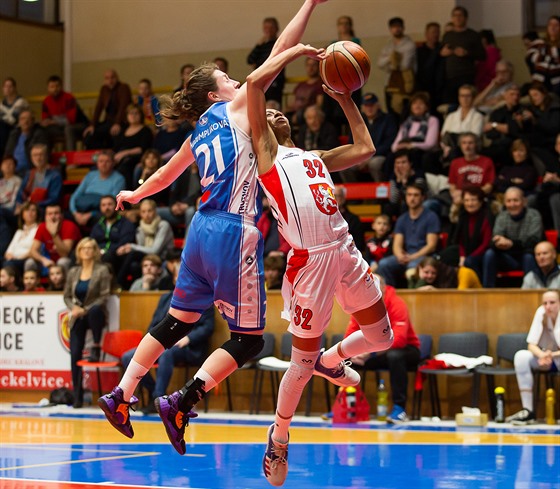 Momentka z utkání enské basketbalové ligy mezi drustvy Hradec Králové a...