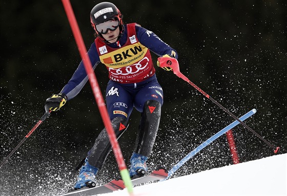 Italka Federica Brignoneová na trati slalomu v rámci alpské kombinace v Crans...