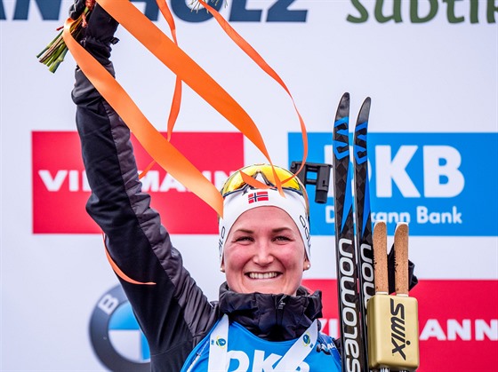 Marte Olsbuová-Röiselandová z Norska slaví v cíli vítězství v hromadném závodu...