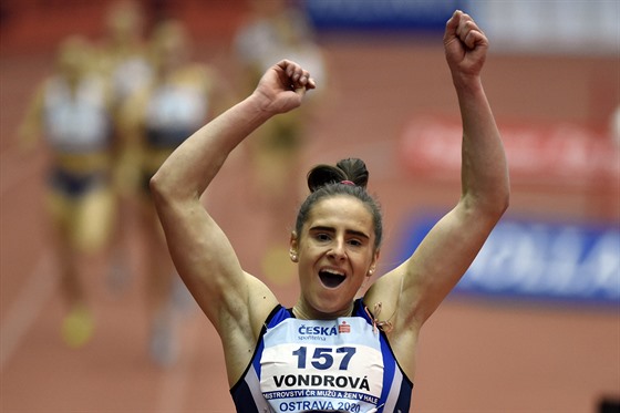 Lada Vondrová se raduje v cíli závodu na 200 metr v Ostrav.