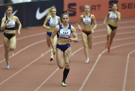 Lada Vondrová (v popedí) finiuje v závod na 200 metr na Halovém mistrovství...
