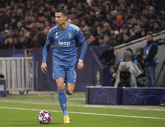 Cristiano Ronaldo z Juventusu postupuje s míem v utkání na hiti Lyonu.