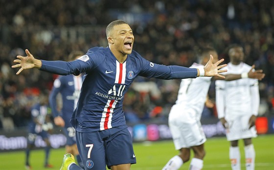 Francouzský hvězdný útočník Kylian Mbappé (PSG) slaví svůj gól do sítě Dijonu.