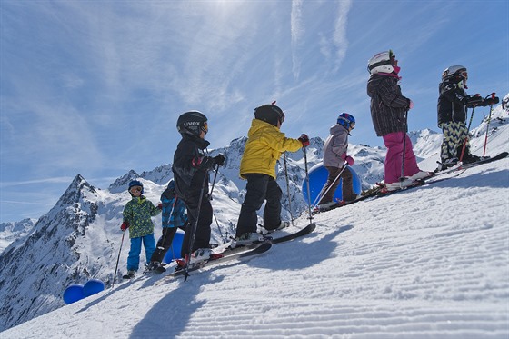 Lyžařská škola se soustředí hlavně na děti. Nabízí výuku snowboardingu, běhu na...