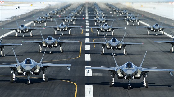 Letouny F-35 amerického letectva na Hillově základně v Utahu. 