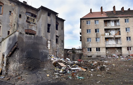 Vybydlené domy a nepoádek v romském ghettu v ústecké tvrti Pedlice (26....