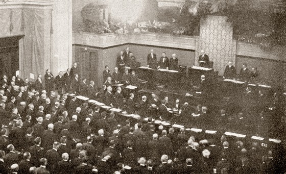 Nově zvolený prezident Tomáš Garrigue Masaryk skládá slib na ústavu během...
