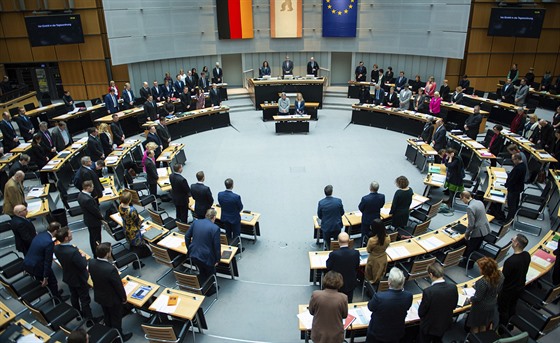 Poslanci německého Bundestagu věnují minutu ticha obětem útoku v německém městě...