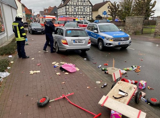 V nmeckém Volkmarsenu vjel automobil do masopustního prvodu. (24. února 2020)