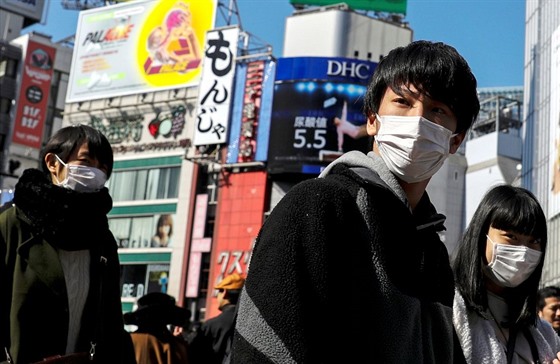 Lidé v Tokiu nosí rouky i pi nakupování v obchodní tvrti ibuja. (24. února...