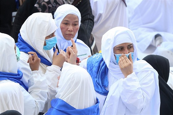 Muslimtí poutníci s roukami pi modlení v Mekce, v Saúdské Arábii (27. února...
