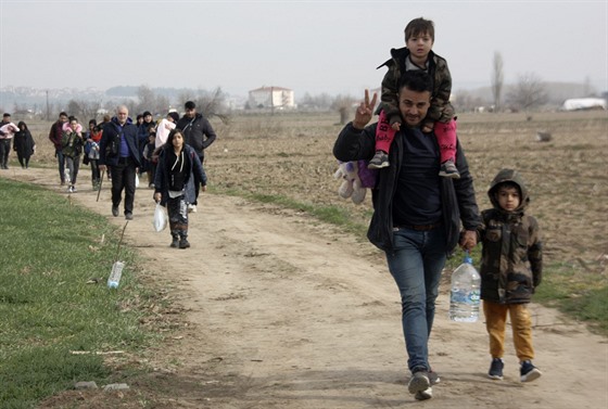 Skupina uprchlíků míří k hranici s Řeckem u tureckého města Edirne. (28. února...