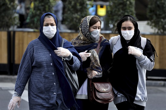 Íránky z Teheránu se chrání ped nákazou koronavirem, který se v zemi v...