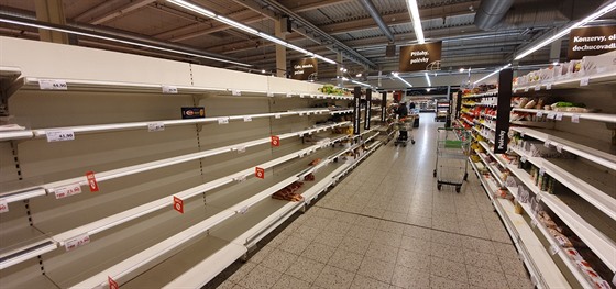 Regály v supermarketu Globus v pražském Zličíně (26. února 2020)