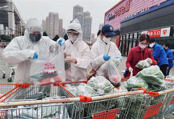 Dobrovolníci tídí objednávky potravin v ínském Wu-chanu. (24. února 2020)