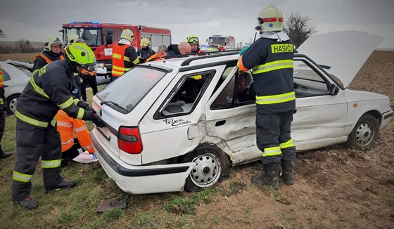 Nehoda dvou aut u Vrbčan na Kolínsku (23. února 2020).