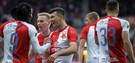 Radost fotbalist Slavie, Ondej Kúdela gratuluje Peterovi Olayinkovi.