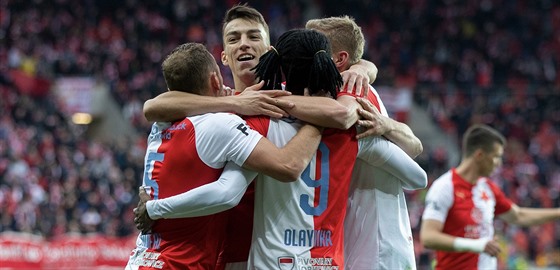 Radost fotbalist Slavie po gólu Petera Musy do sít Opavy.