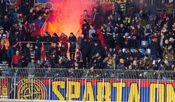 Sparťanští fanoušci ve svém sektoru na stadionu v Olomouci.