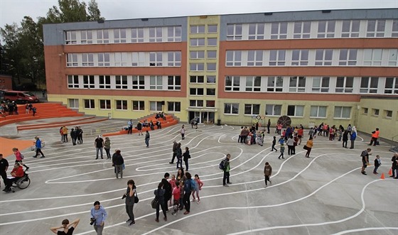 Spor se týká 4. žďárské základní školy Švermova. Bývalé učitelce musela vyplatit přibližně čtyři miliony korun. Peníze nyní společně s městem žádají po státu.