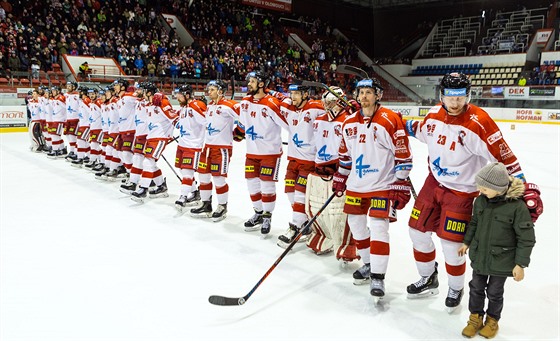 Hokejisté Olomouce slaví vítězství.