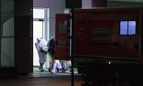 Lékai odváejí nakaeného koronavirem do nemocnice v nmeckém Düsseldorfu....