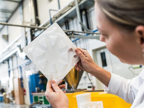 Ve zlínském Centru polymerních systém vyvíjejí nový, ekologický plast.