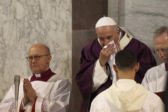 Pape Frantiek v lehké indispozici bhem Popelení stedy (26. 2. 2020)