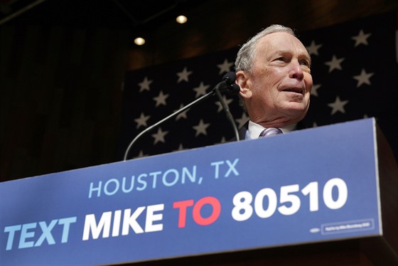 Mike Bloomberg bhem kampan za nominaci na kandidáta demokrat pi projevu v...