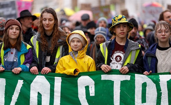 védská ekologická aktivistka Greta Thunbergová (ve luté bund) na demonstraci...