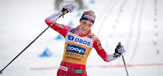 Norská bkyn na lyích Therese Johaugová v cíli závodu na 34 kilometr ze...