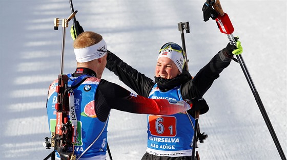 Norští biatlonisté Marte Röiselandová a Johannes Thingnes Bö se radují z...