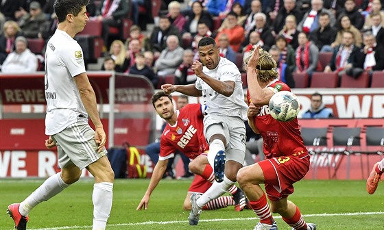 Serge Gnabry z Bayernu Mnichov stílí gól v zápase s Kolínem nad Rýnem.