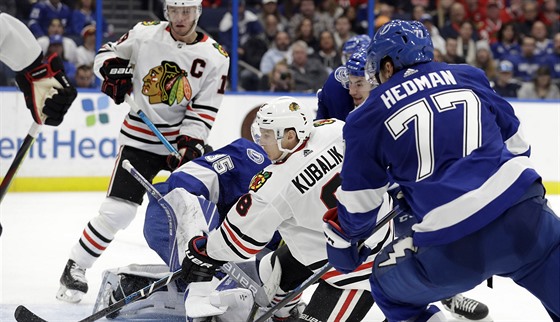 Jedním z duel, kterým 13. ledna odstartuje nový roník NHL, bude i Tampa (modrá) - Chicago. 