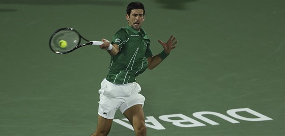 Srbsk tenista Novak Djokov ve finle turnaje v Dubaji.