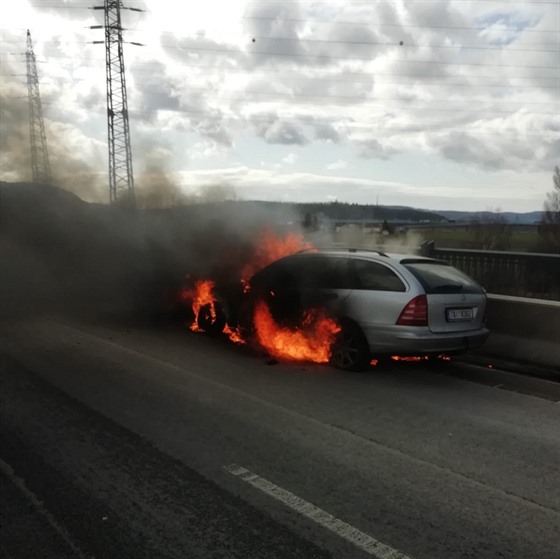 Požár auta ve Strakonické ulici. (28.2.2020)