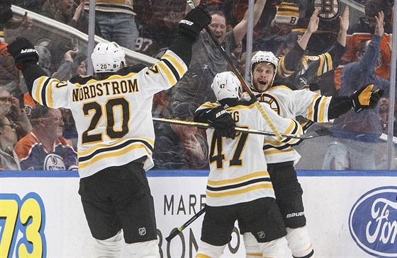 Joakim Nordström (20), Torey Krug (47) a David Pastrák (88) slaví vítzný gól...