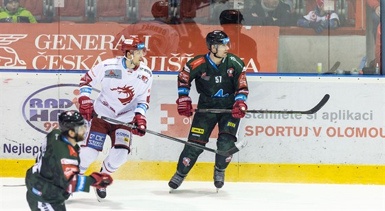 Olomoucký útoník Rostislav Olesz (vpravo) bhem duelu s Tincem