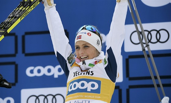 Norská lyaka Therese Johaugová slaví triumf na klasické desítce v Lahti.