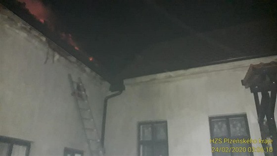 Plameny zachvátily rodinný dům v Únehli na Tachovsku kolem druhé rodiny ranní.