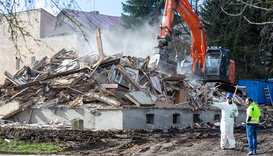 V plzeňské lokalitě Zátiší demolují devět domů, které roky sloužily k...