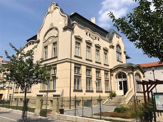Budova městské knihovny je významnou památkou chebské secesní architektury.