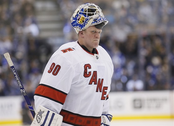 Náhradní gólman Caroliny David Ayres si odbyl debut v NHL pi utkání s Torontem.