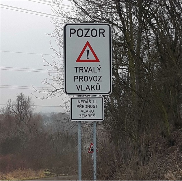 Takovéto cedule spolenost AD Praha nainstalovala u elezniních pejezd v...